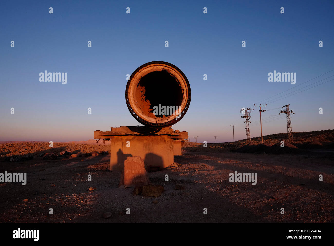 Vor der Alten "Boden Trockner", zum Brennen von Felsen - wie Lehm, die versteinerten Laterit, ca. 180 Millionen Jahren, zu Beginn der Kreidezeit. (Der Ton war auf der Stelle gefeuert und transportiert für die schamottesteine Industrie) in der Harsit entfernt verlassene Lehm Steinbruch in Makhtesh Ramon Krater in der Wüste Negev im Süden Israels Stockfoto