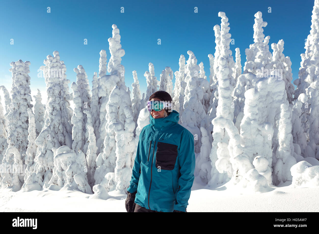 Sonnenaufgang über dem Schnee bedeckt die Berge Stockfoto