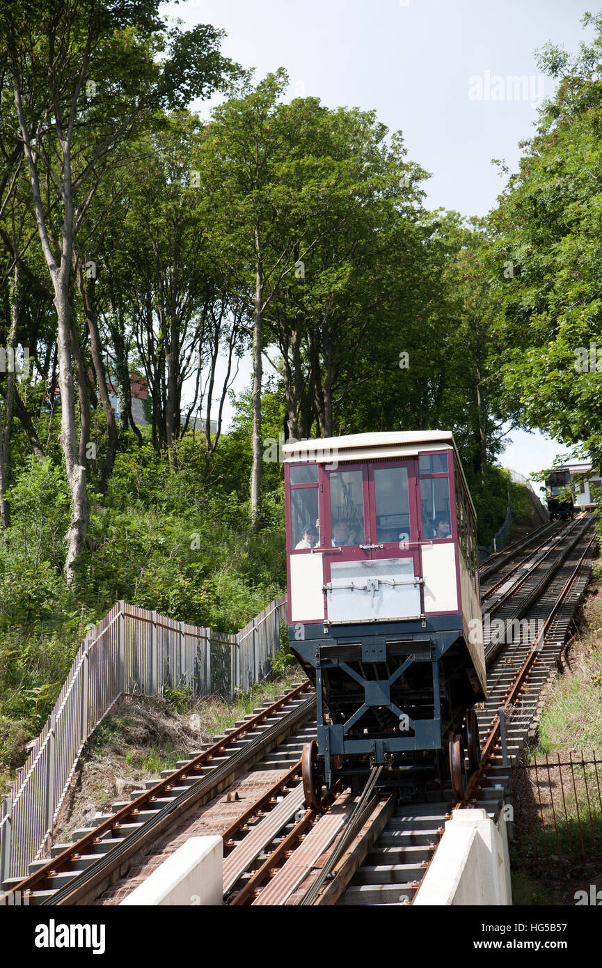 Die Babbacombe Cliff Railway, die Passagiere zu Oddicombe Strand von Torquay an der englischen Riviera in Devon UK transportiert Stockfoto