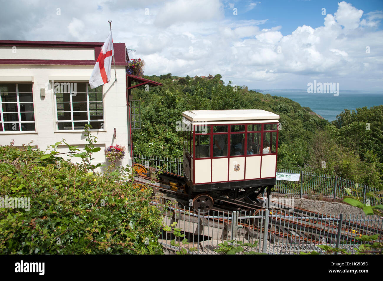 Die Babbacombe Cliff Railway, die Passagiere zu Oddicombe Strand von Torquay an der englischen Riviera in Devon UK transportiert Stockfoto