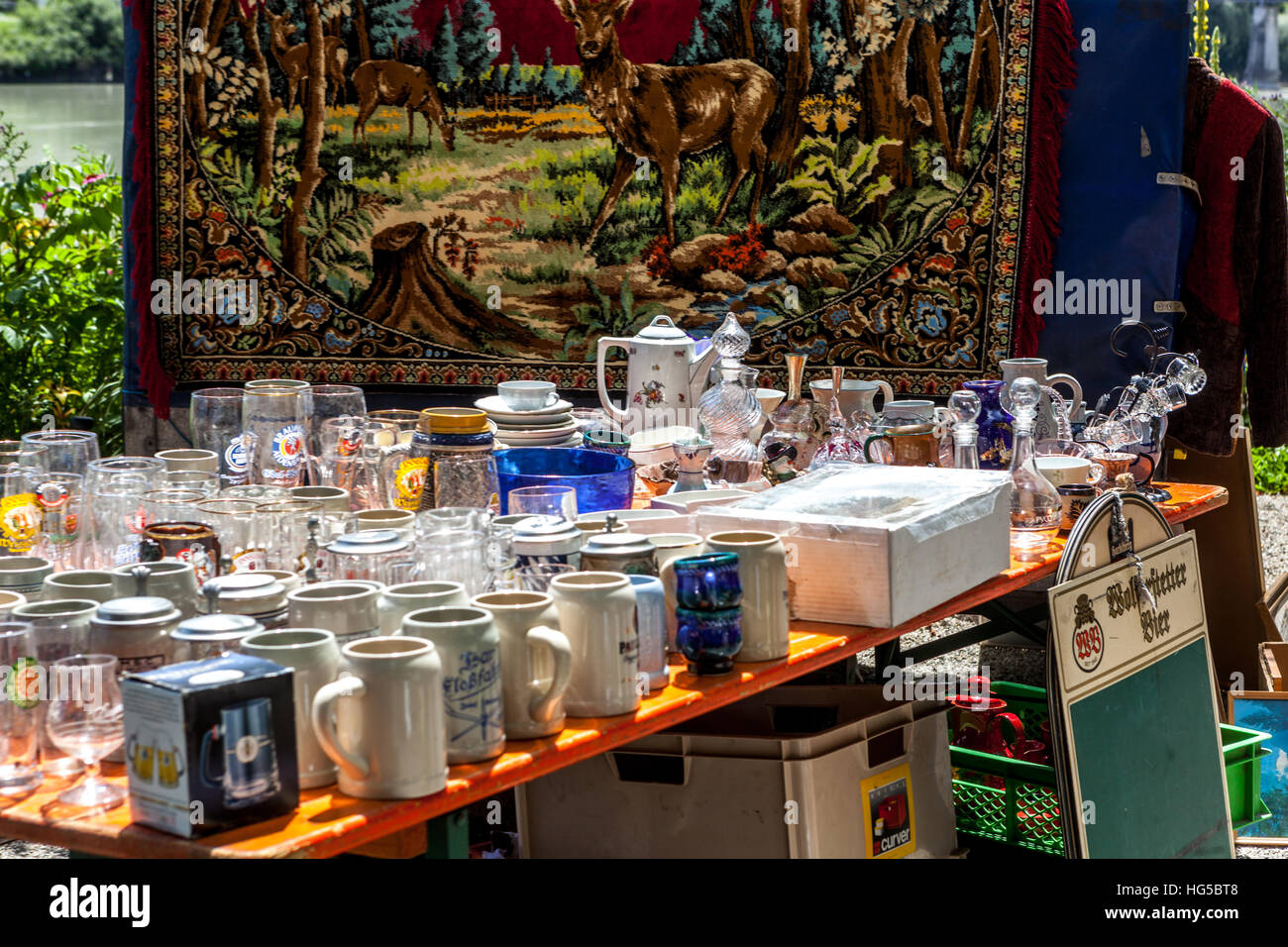 Verkauf von Waren auf einem Flohmarkt, Passau Deutschland Bayern Wochenmarkt Deutschland Stockfoto