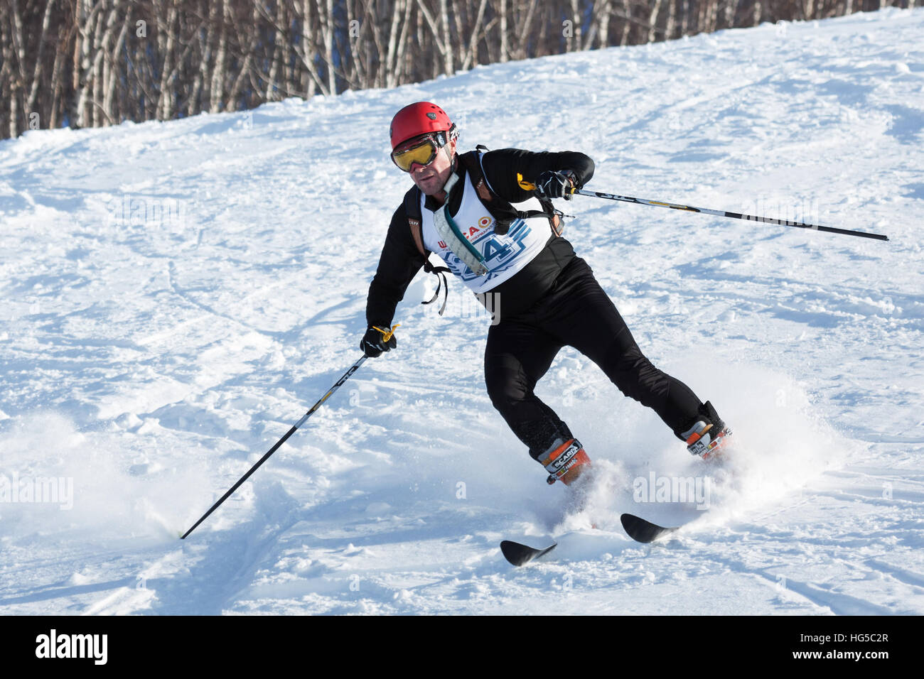 Skibergsteiger fährt Ski fahren am Berg. Skitouren Wettbewerbe - WM-Stadt Petropawlowsk-Kamtschatski. Stockfoto