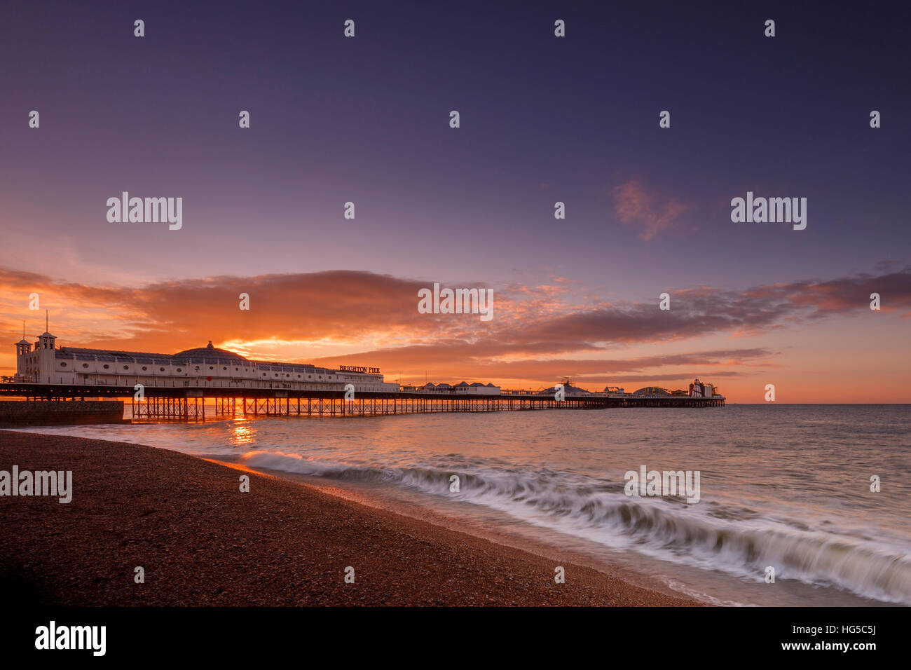 Brighton Pier und Strand bei Sonnenaufgang, Brighton, East Sussex, Sussex, England, Vereinigtes Königreich Stockfoto