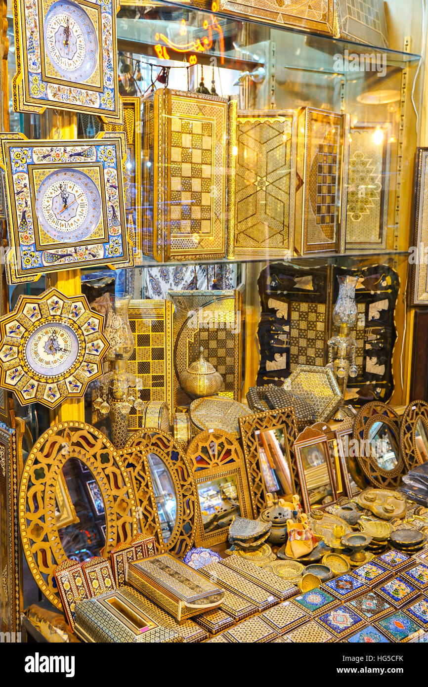 Holzkisten und Uhren für Verkauf, Grand Bazaar, Isfahan, Iran, Naher Osten Stockfoto