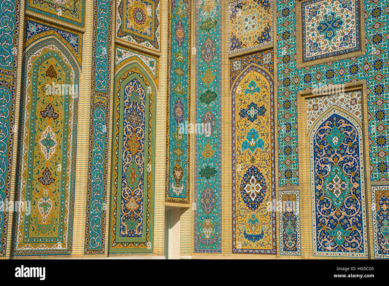 Fliesen auf Fassade, Aramgah-e Shah-e Cheragh (Mausoleum des Königs des Lichts), Shiraz, Iran, Naher Osten Stockfoto