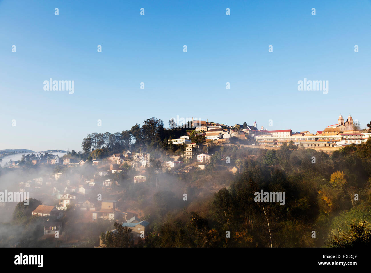 Fianarantsoa, frühen Morgennebel auf der Haute-Ville Altstadt, zentral Stockfoto