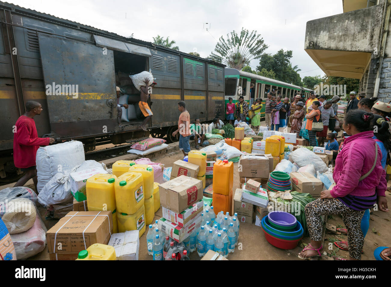 Fianarantsoa, Manakara FCE trainieren, Fracht entladen, östlichen Bereich Stockfoto