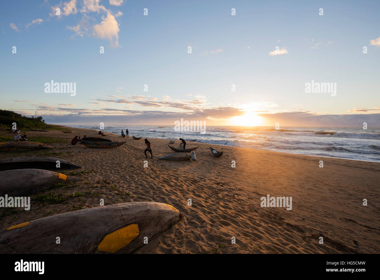 Einbaum auf dem Strand, Tamatave, Küste des Indischen Ozeans Stockfoto