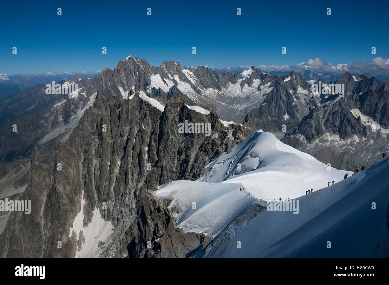 Bergsteiger auf ein Schneefeld nähert sich dem Aiguile du Midi, 3842 m, Graian Alpen, Chamonix, Französische Alpen, Haute Savoie, Frankreich Stockfoto