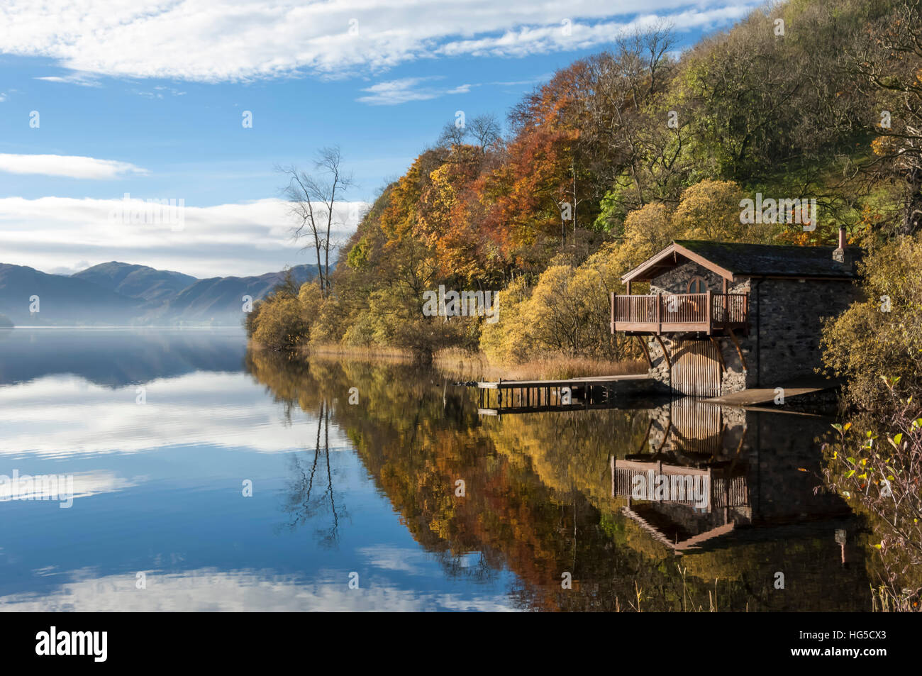 Bootshaus und Reflexionen, Lake Ullswater, Nationalpark Lake District, Cumbria, England, Vereinigtes Königreich Stockfoto