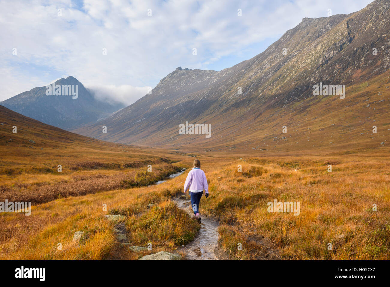 Frau zu Fuß in Glen Sannox, Isle of Arran, North Ayrshire, Schottland, Vereinigtes Königreich Stockfoto