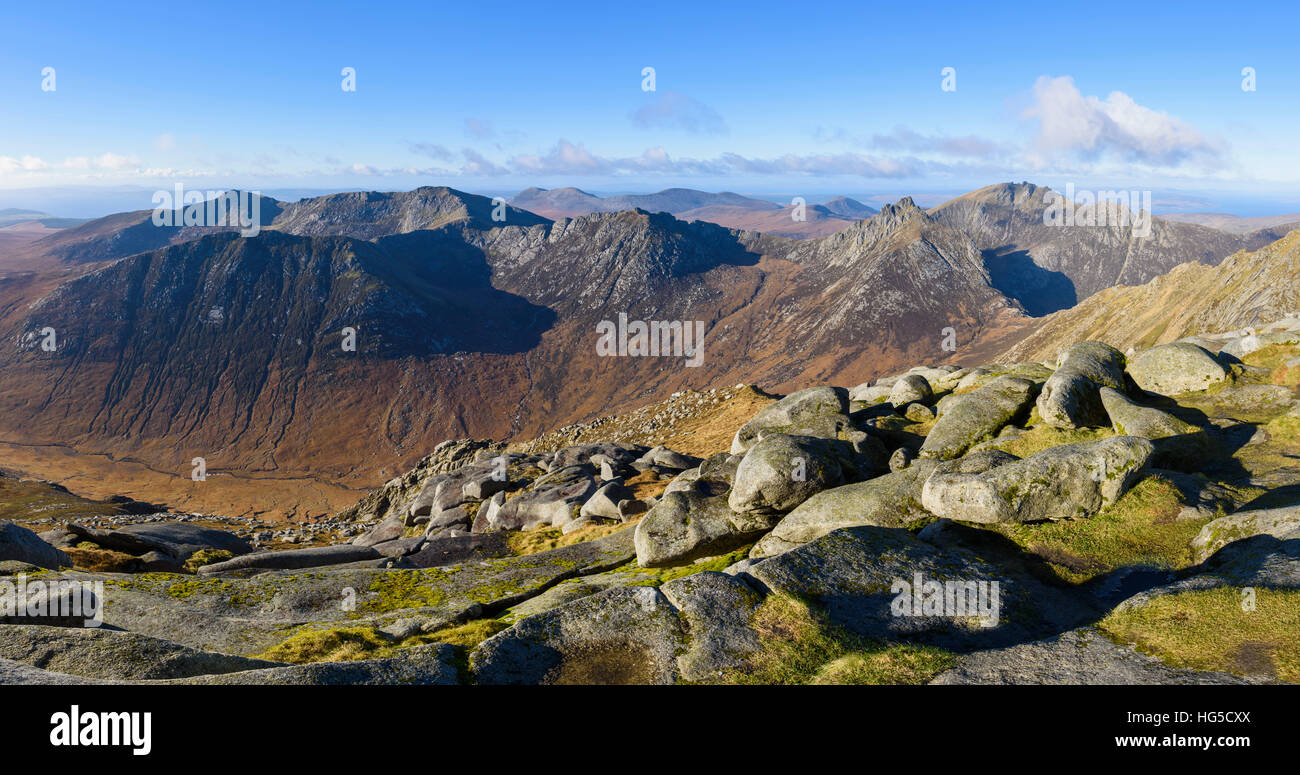Panoramablick auf die nördlichen Berge von der Spitze des Goatfell, Isle of Arran, North Ayrshire, Schottland, Vereinigtes Königreich Stockfoto