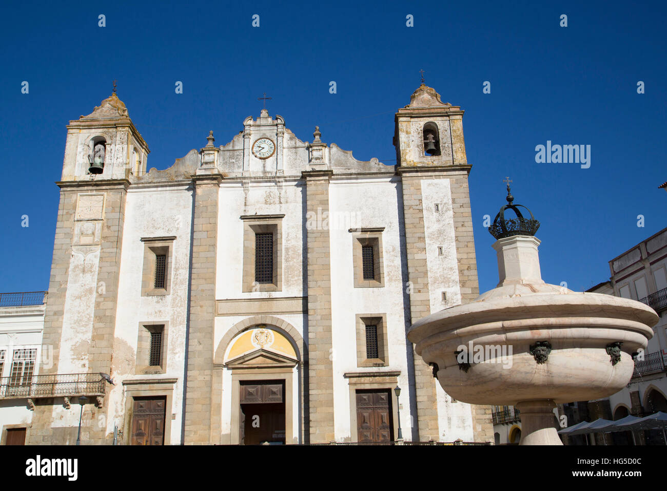 Renaissance-Brunnen im Vordergrund mit St. Anton Kirche hinter, Evora, UNESCO, Portugal Stockfoto
