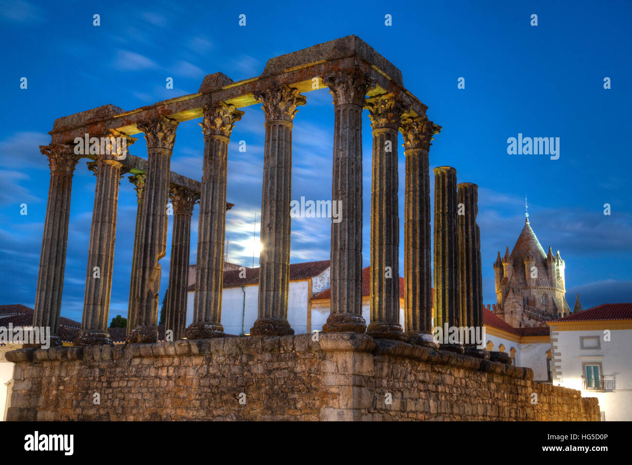 Roman Temple im Vordergrund, Evora Cathdral in den Hintergrund, Evora, UNESCO, Portugal Stockfoto