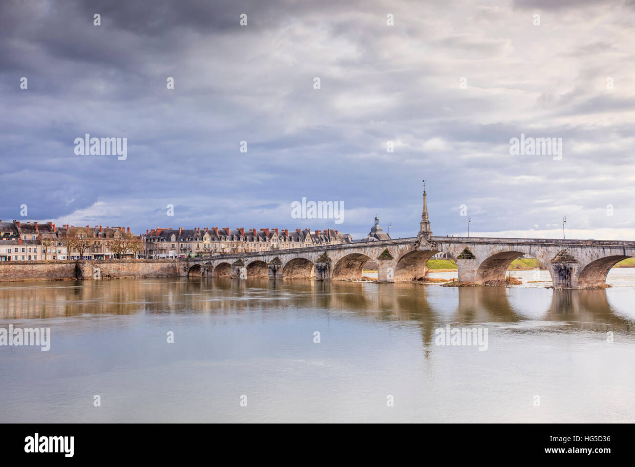 Der Pont Jacques-Gabriel über die Loire in Blois, Loir-et-Cher, Centre-Val de Loire, Frankreich Stockfoto