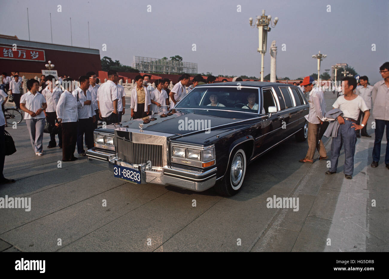 China Führer offiziellen Cadillac Auto auf dem Platz des Himmlischen Friedens, China, 1980 Stockfoto