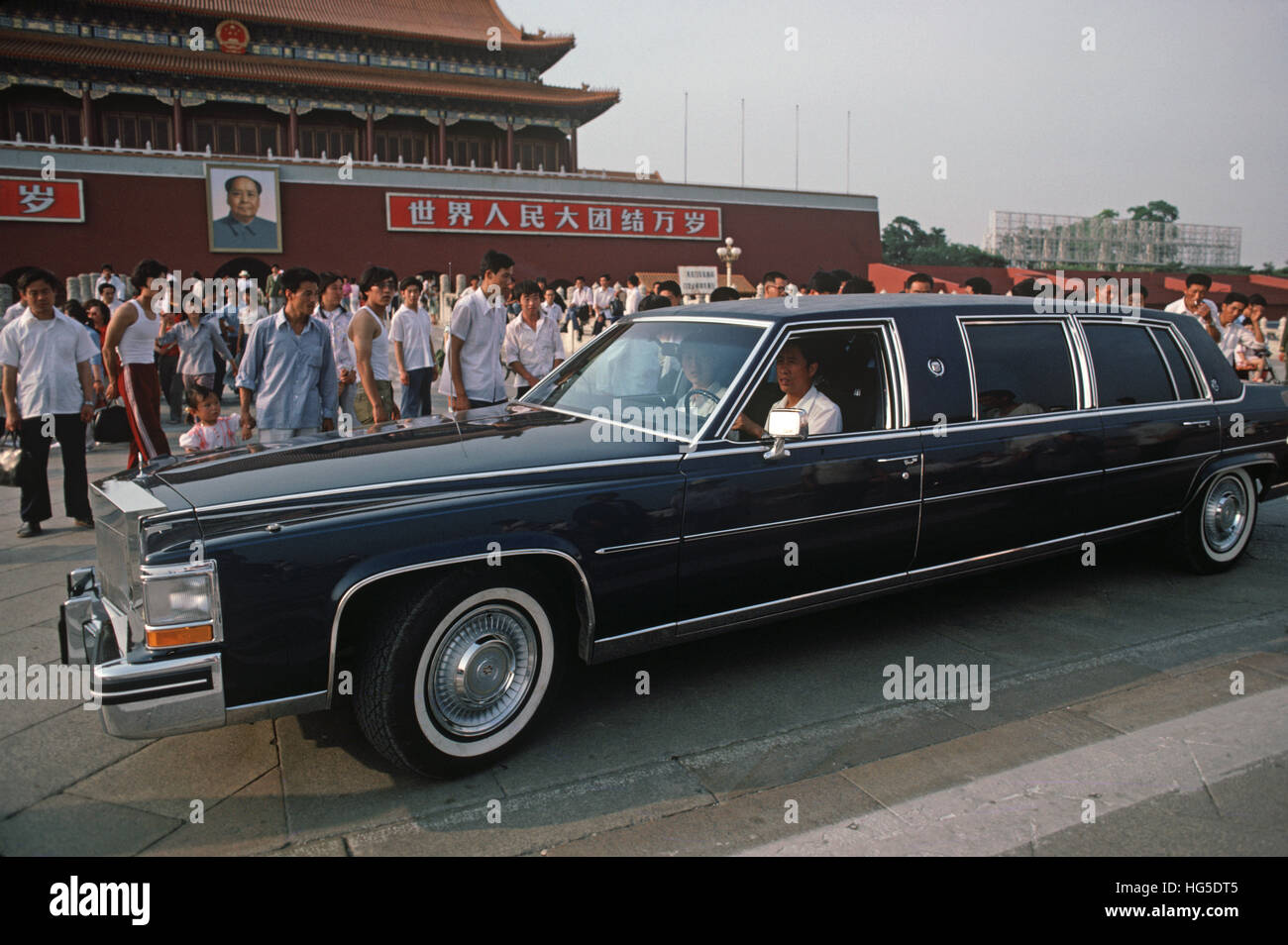 China Führer Cadillac Dienstwagen vor der verbotenen Stadt mit Porträt des Vorsitzenden Mao, Platz des himmlischen Friedens, China Stockfoto
