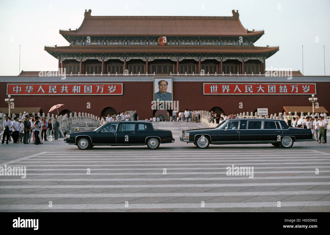 China Führer offiziellen Cadillac Auto vor der Verbotenen Stadt mit Porträt des Vorsitzenden Mao, Tiananmen-Platz, China, 1980 Stockfoto