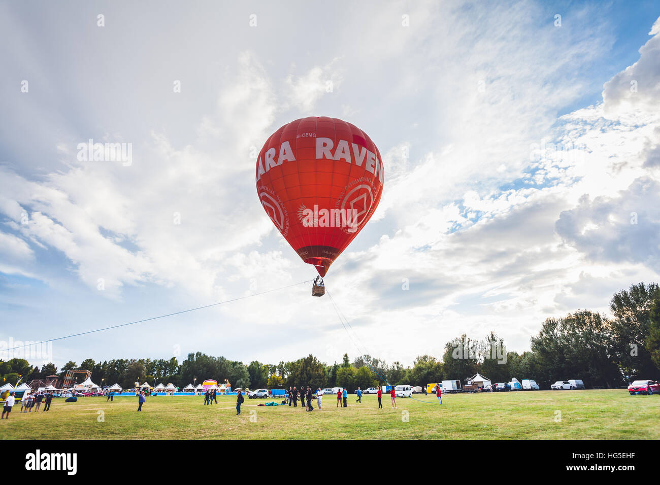 Italien, Ferrara Ballons Festival 2016, Leute zu beobachten-Ballon in der Luft mit Seilen verankert Stockfoto