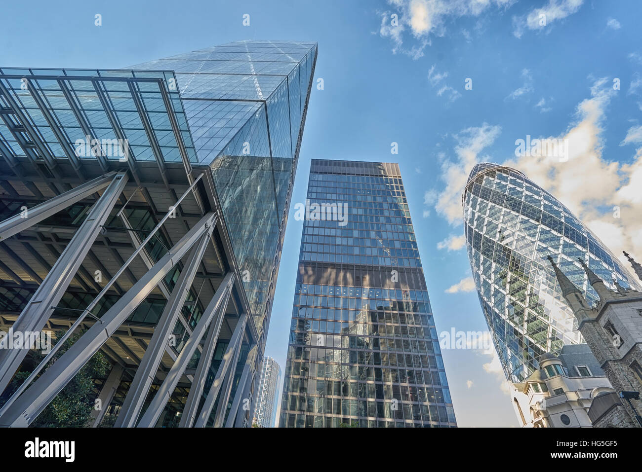 Die Gurke, Cheesegrater, Londoner Bankenviertel.  Hohen Gebäuden.  City of London Stockfoto