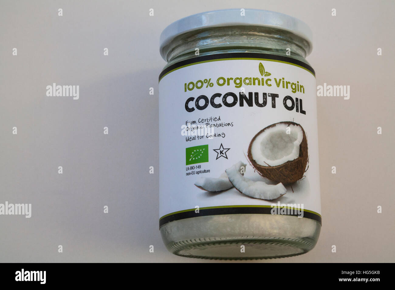 Ckose bis Jar 100 % Bio Virgin Coconut Oil aus zertifizierten Bio-Plantagen gesunden Kochen Öl weißen Hintergrund ausschneiden Stockfoto