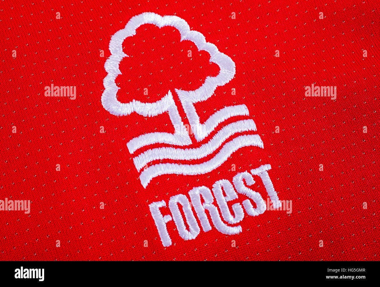 LONDON, UK - 15. Oktober 2015: Das Vereinswappen auf Nottingham Forest FC Shirt, am 15. Oktober 2015. Stockfoto
