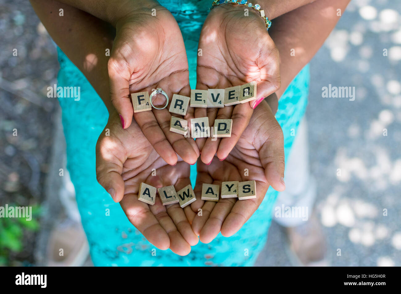 Engagement des jungen Paares am schönen Tag erschossen. Stockfoto