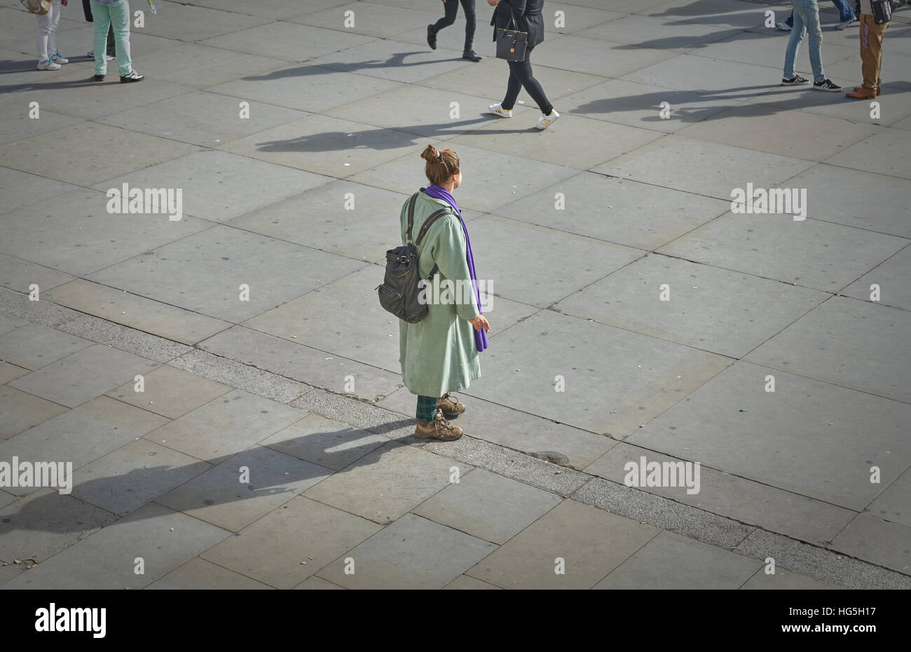 Isolation allein in der Stadt. Verlorene Frau. Isoliert. Soziale Isolation Stockfoto