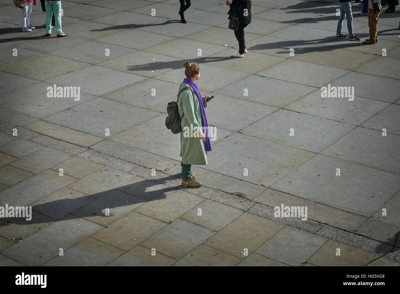 Isolation allein in der Stadt.   Verlorene Frau.  isoliert. Stockfoto