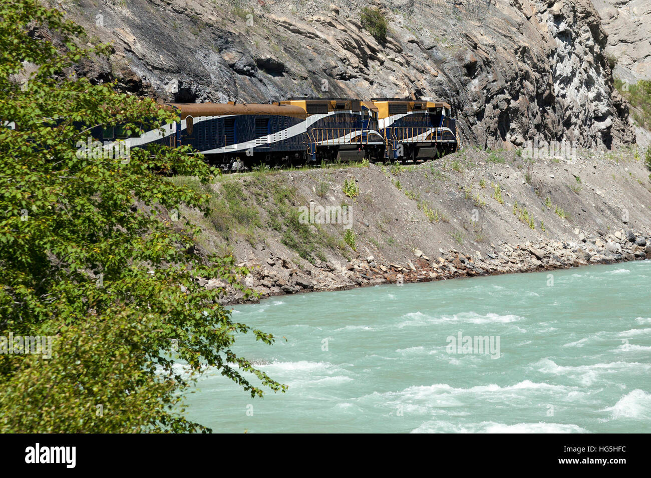 Der Rocky Mountaineer Zug auf der Canadian Pacific Rail Strecke durch die Rocky Mountains, Kanada in der Nähe von Vancouver. Stockfoto