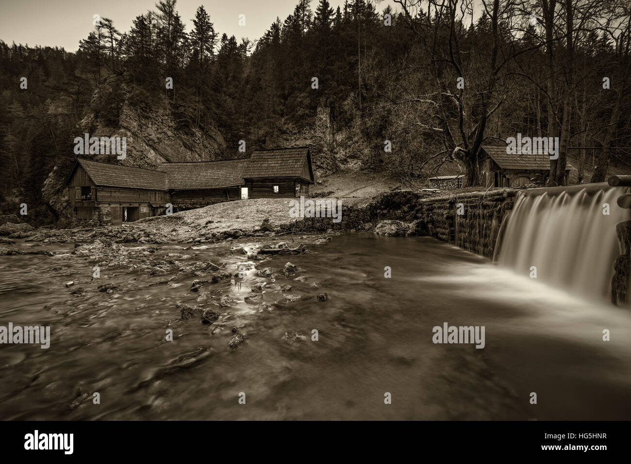 Alte hölzerne Wassermühle am National Nature Reserve Kvacianska Dolina in der Slowakei nach Sonnenuntergang.  Es wurde restauriert und dient als museum Stockfoto