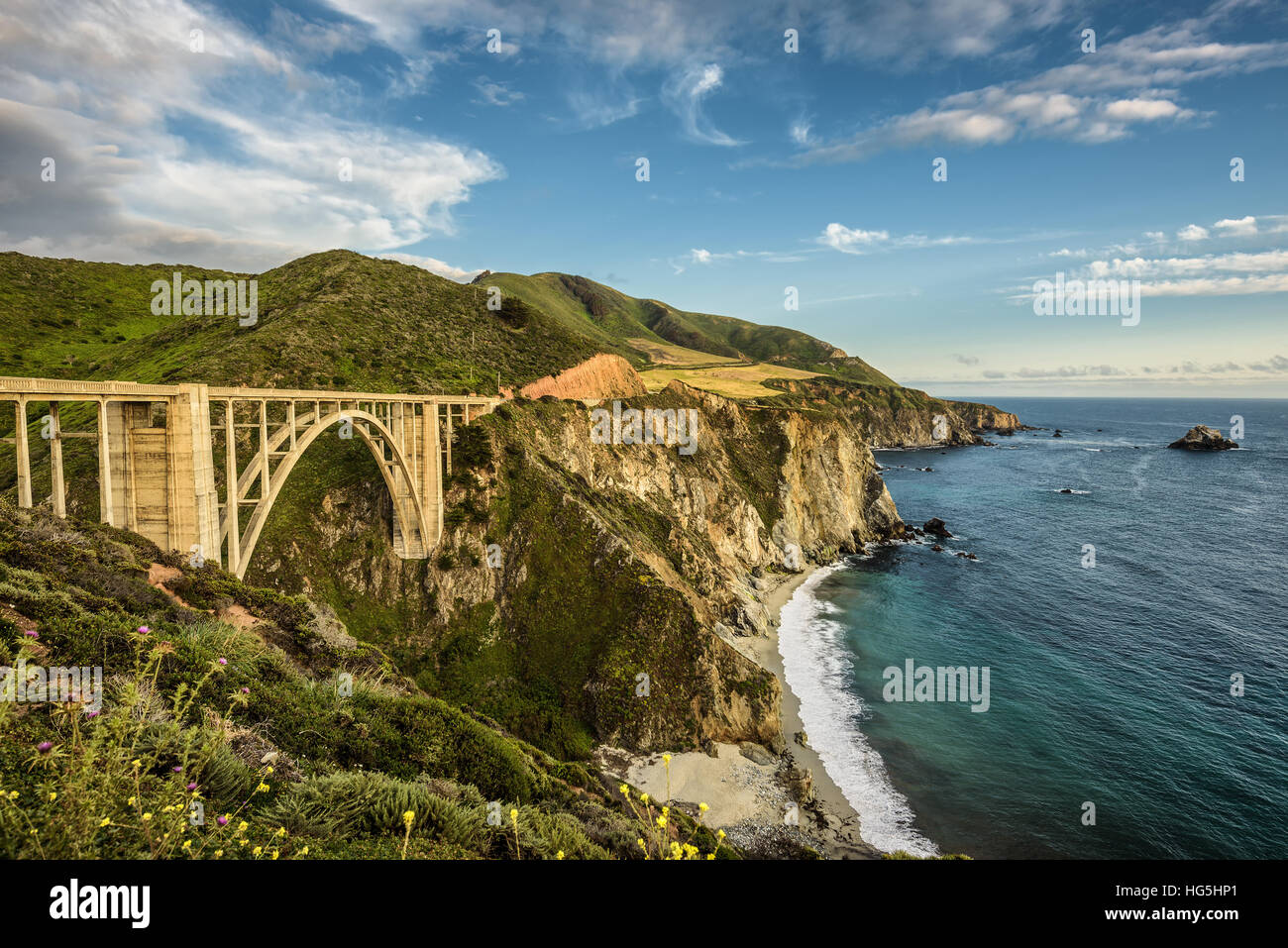 Bixby Bridge (Rocky Creek Bridge) und Pacific Coast Highway in der Nähe von Big Sur in Kalifornien, USA Stockfoto