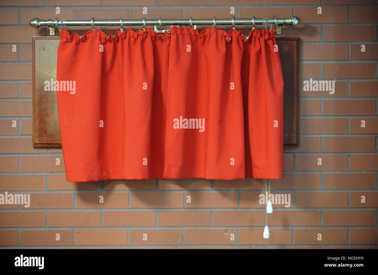 Ein roter Vorhang gezogener eine Gedenktafel zu decken, bevor es enthüllt wird Stockfoto Ein roter Vorhang gezogener eine Gedenktafel zu decken, bevor es enthüllt wird Stockfoto