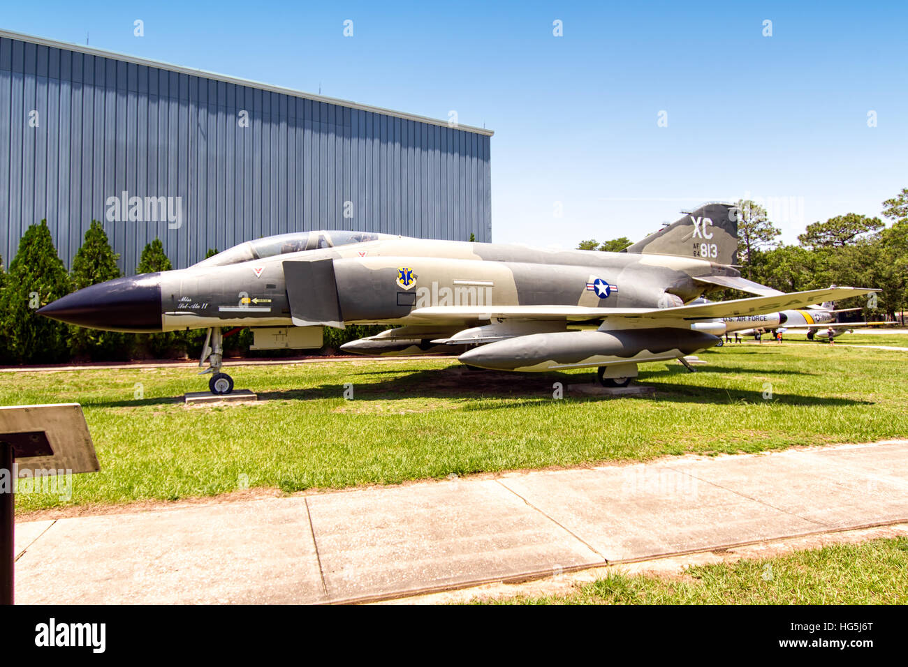 McDonnell F-4C-23-MC Phantom II, zugewiesen 64-0817, zuletzt die 3246th Test Wing, Bewaffnung Entwicklung & Test Center, Eglin AFB, Florida, zuletzt 5. Mai 1986 geflogen. 64-0813, von der 12. Taktischer Kämpfer-Flügel als F-4C-23-MC, gekennzeichnet. Stockfoto