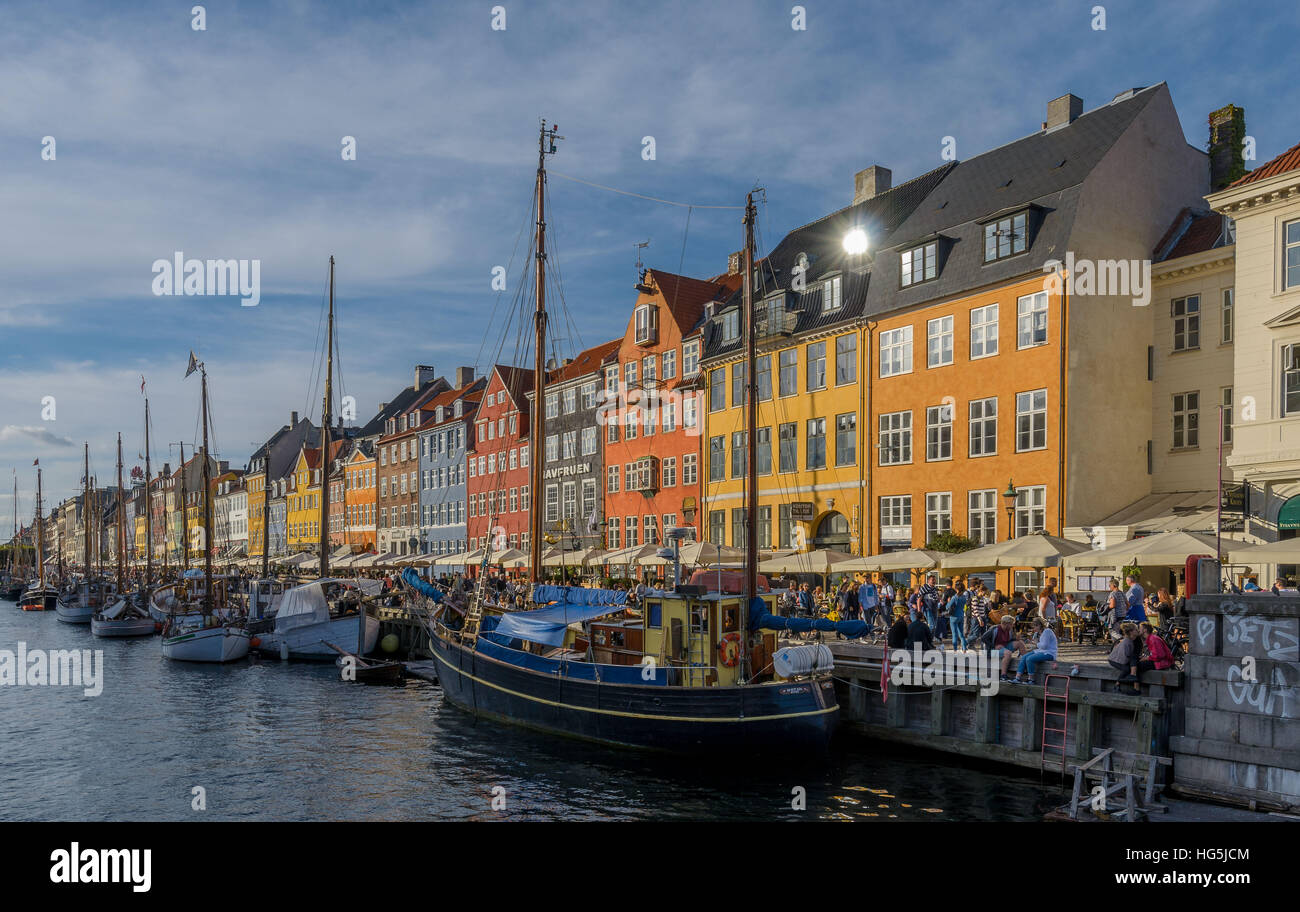 Menschen genießen Sie einen schönen Oktober Sonnenuntergang in der bunten Nyhavn, der perfekte Ort für eine dänische Eis. Kopenhagen, Dänemark. Stockfoto