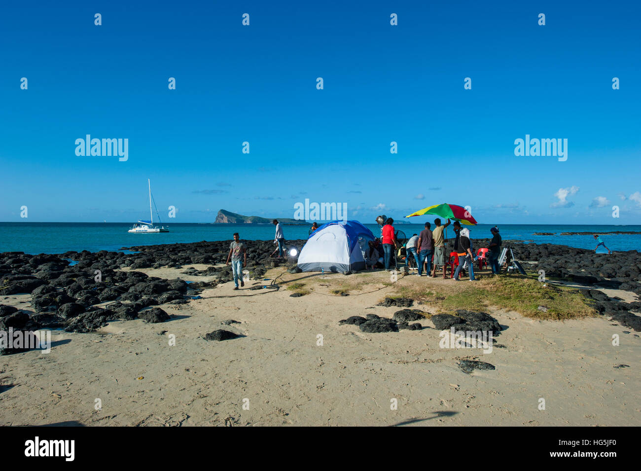 Ein Filmteam in Cap Malheureux, Mauritius. Die Insel Coin de Mire im Hintergrund. Stockfoto
