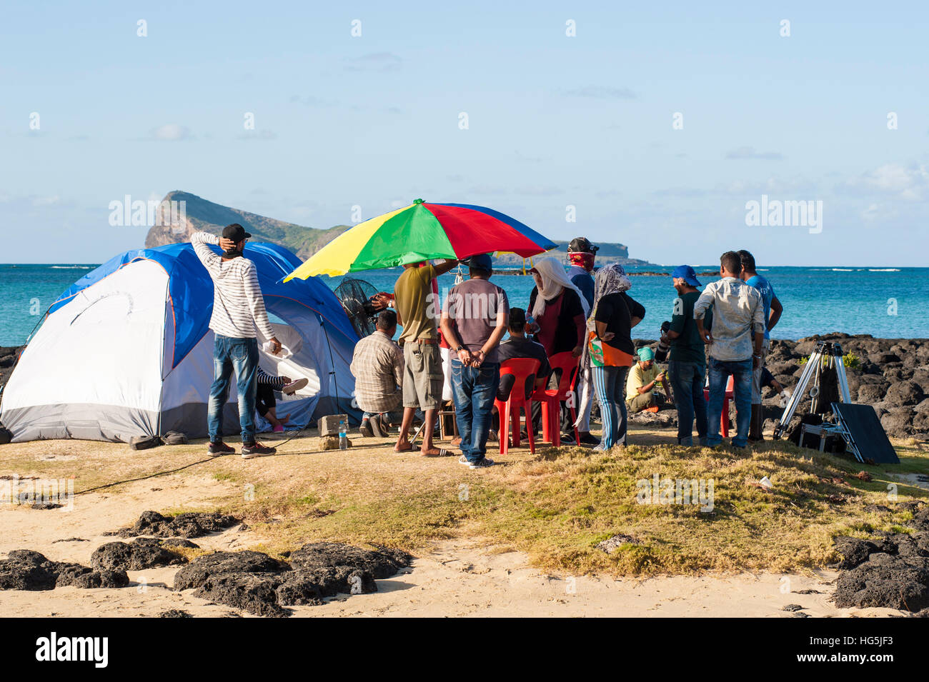 Ein Filmteam in Cap Malheureux, Mauritius. Die Insel Coin de Mire im Hintergrund. Stockfoto
