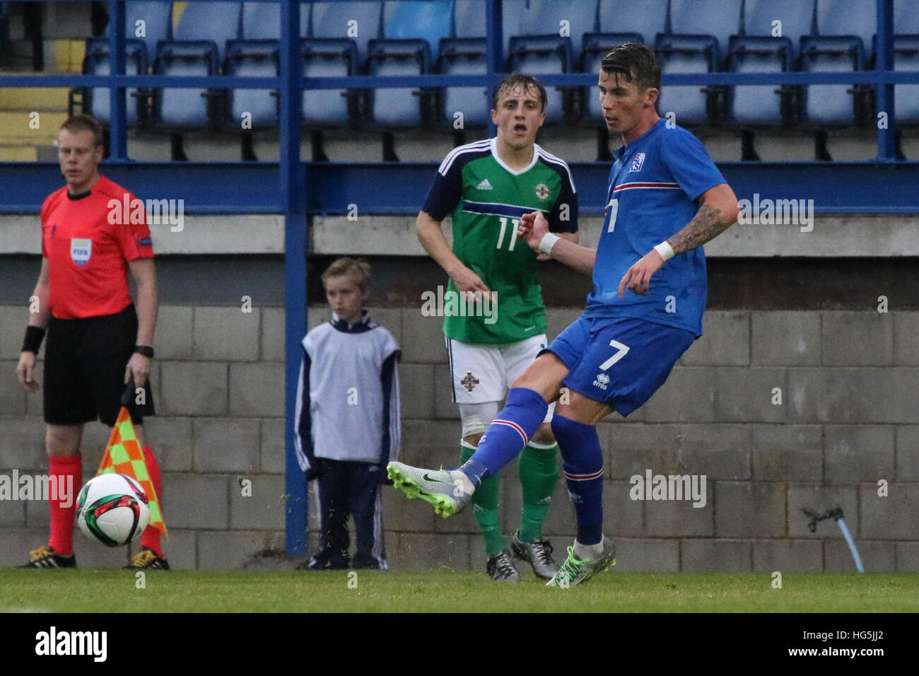 Mourneview Park, Lurgan, Nordirland. 2. September 2016. Nordirland 0 Island 1 (UEFA U21-Europameisterschaft - Qualifikation Spiel Gruppe C).  Viðar Ari Jónsson (7-blau) in Aktion für Island. Stockfoto