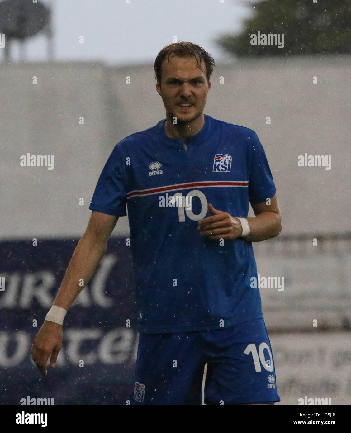 Mourneview Park, Lurgan, Nordirland. 2. September 2016. Nordirland 0 Island 1 (UEFA U21-Europameisterschaft - Qualifikation Spiel Gruppe C). Aron Elís Thrándarson (10-blau) in Aktion für Island. Stockfoto