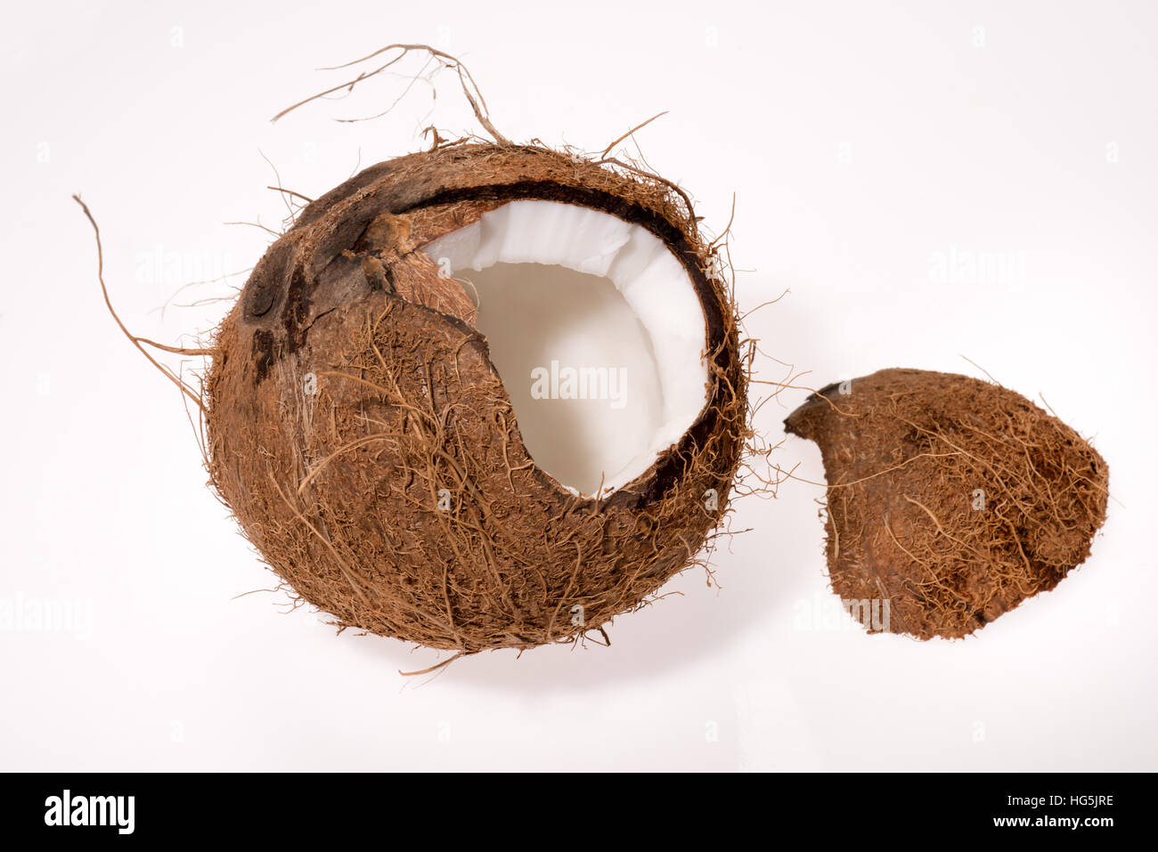 Kokos, Kokos-Frucht, Kokosnuss-Milch, frisches Wasser. Exotisch, exotische. Obst, Lebensmittel. Ausschnitt ausschneiden. Weißen Hintergrund, Tasse, li Stockfoto