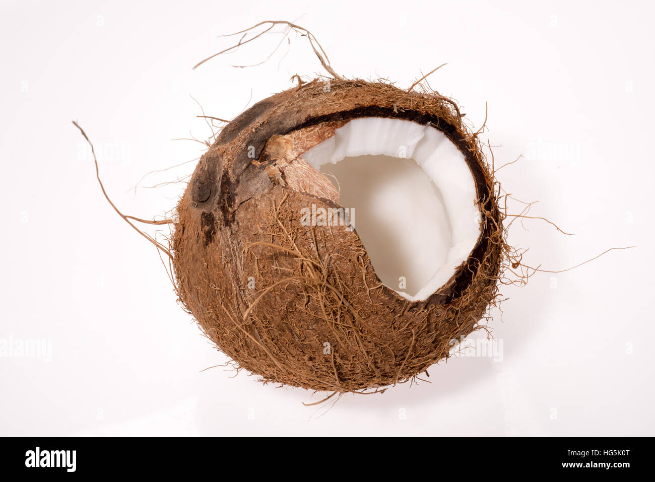 Kokos, Kokos-Frucht, Kokosnuss-Milch, frisches Wasser. Exotisch, exotische. Obst, Lebensmittel. Ausschnitt ausschneiden. Weißen Hintergrund, Tasse, li Stockfoto