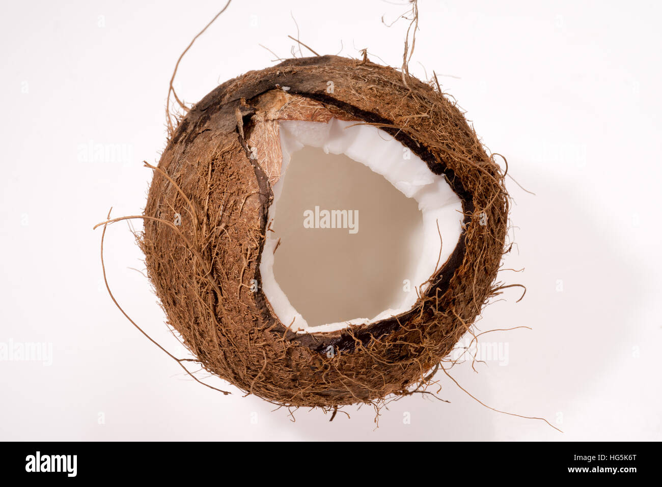 Kokos, Kokos-Frucht, Kokosnuss-Milch, frisches Wasser. Exotisch, exotische. Obst, Lebensmittel. Ausschnitt ausschneiden. Weißen Hintergrund, Tasse, li Stockfoto