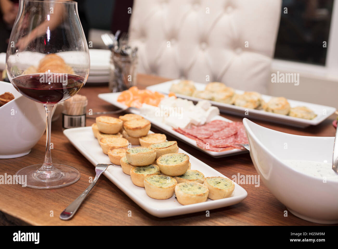Mini-Spinat und Käse-Quiche mit anderen Aufschnitt Vorspeisen serviert für eine Partei sammeln Stockfoto