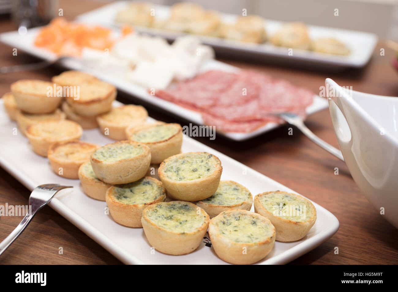 Mini-Spinat und Käse-Quiche mit anderen Aufschnitt Vorspeisen serviert für eine Partei sammeln Stockfoto