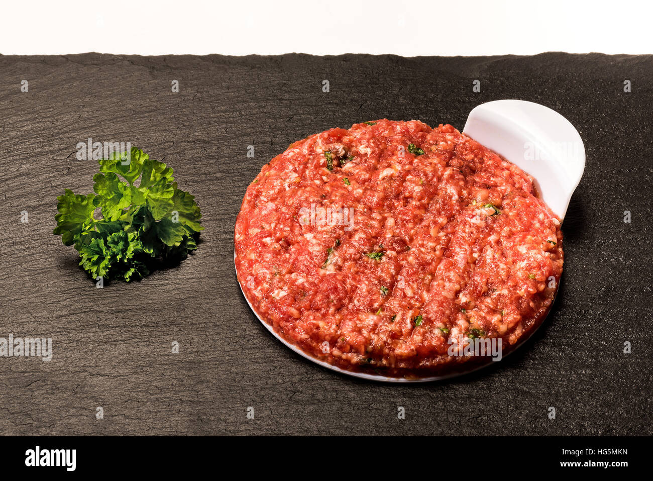 Machen Sie perfekte Hamburger Burger Patty Fleisch. Fast Food, Hambureger, Presse, Zubehör Presse, Stempel, rohes Rindfleisch, frische Runde einheitliche, Stockfoto