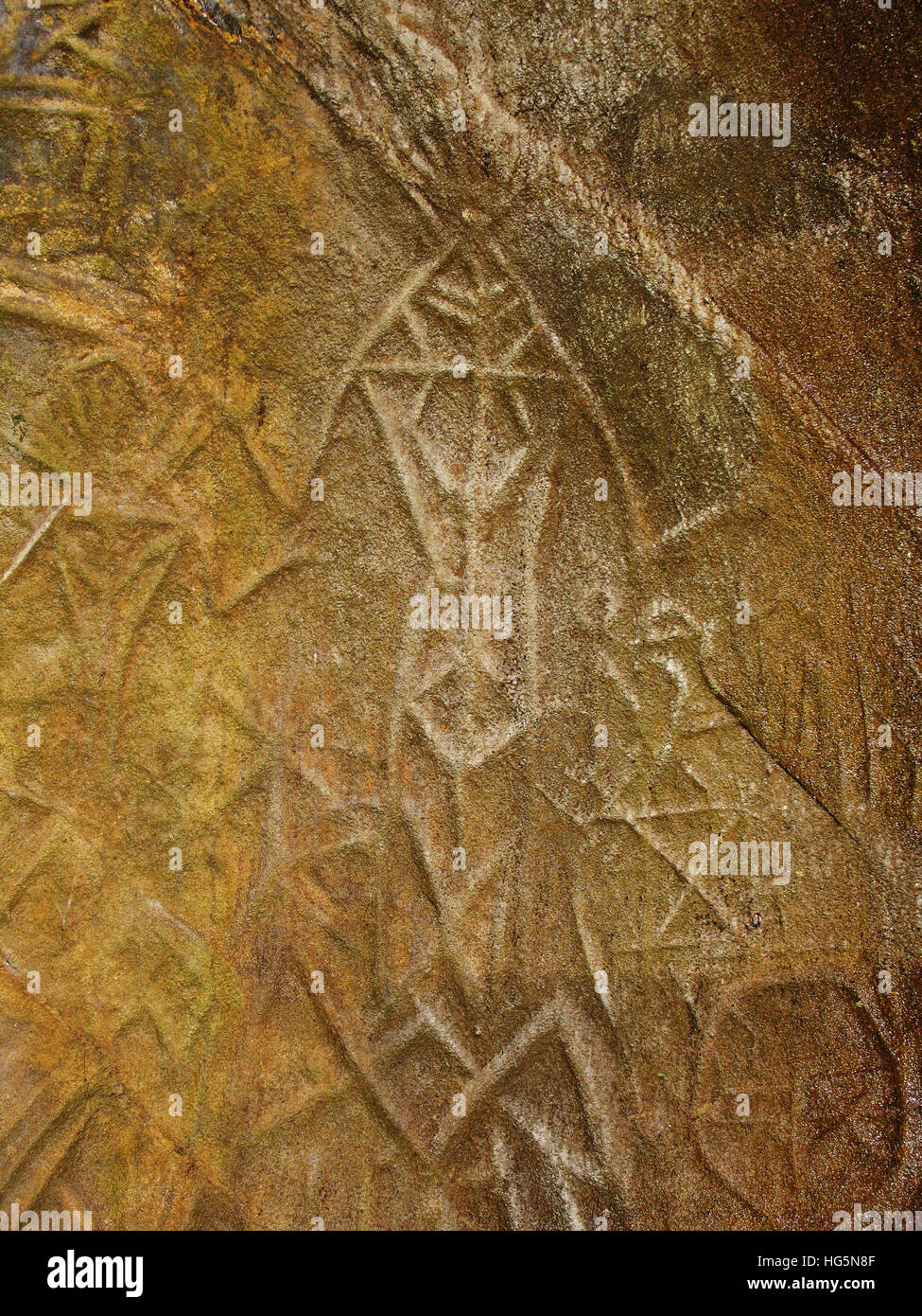 Edakkal Höhlen Ambukutty Mala, Batheri, Kerala, Indien. Ca. 6000 BCE. Bildhafte Schriften der Steinzeitmensch Stockfoto