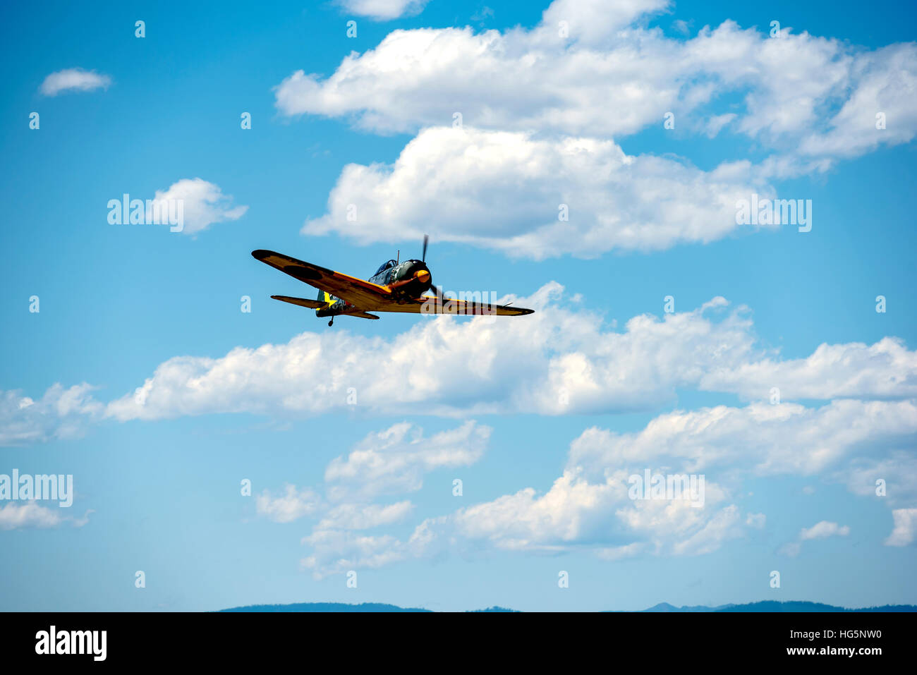 NAKAJIMA KI-43 OSCAR fliegen, vorne und unten Ansicht, blauen Himmel und weiße geschwollene Wolken Stockfoto