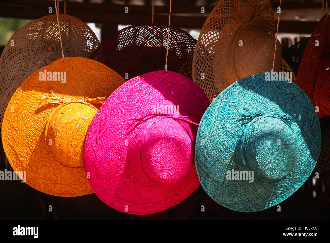 Drei Hüte für den Verkauf in einem afrikanischen Markt Stockfoto