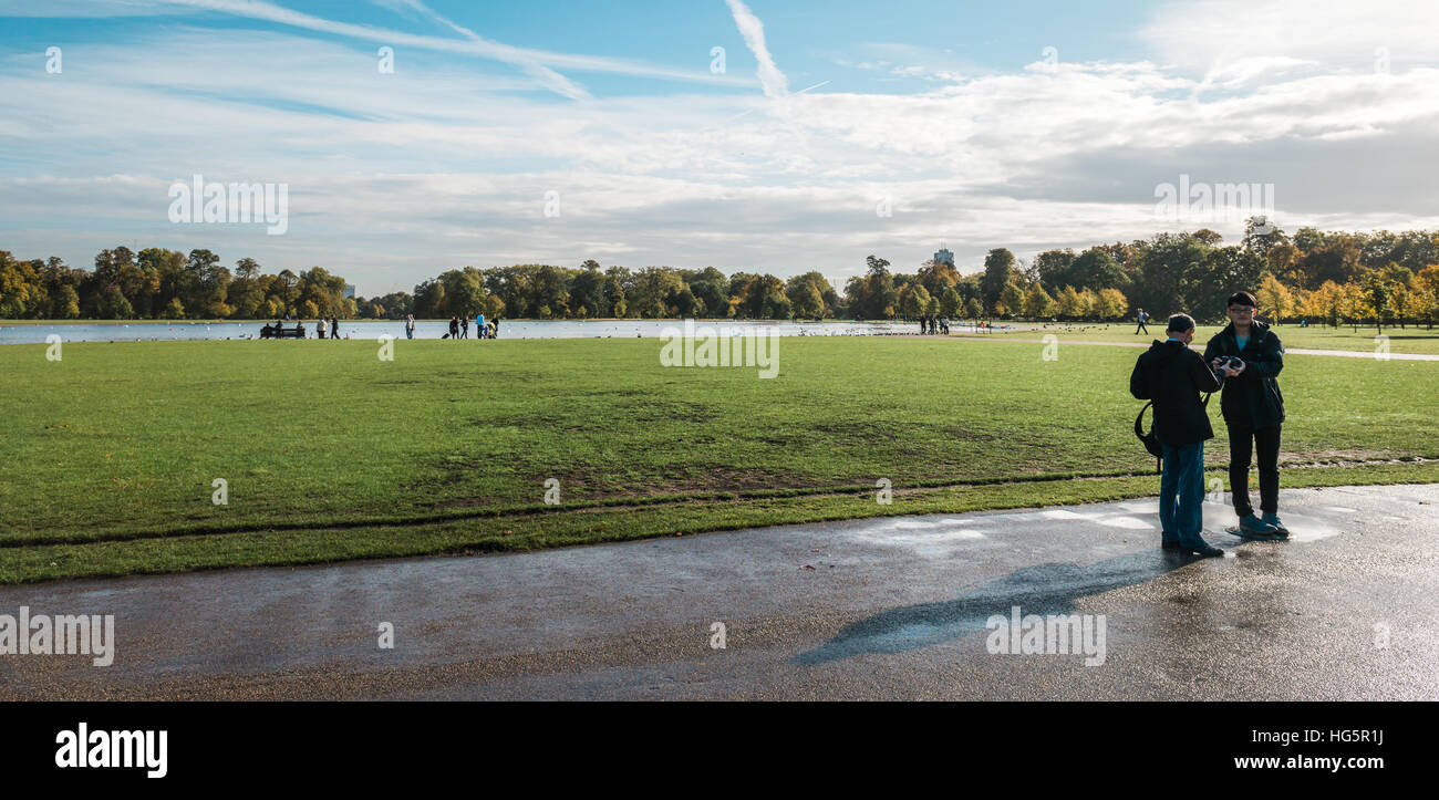 London, Vereinigtes Königreich - 17. Oktober 2016: Menschen Kensington Gardens in London, England besuchen. Stockfoto