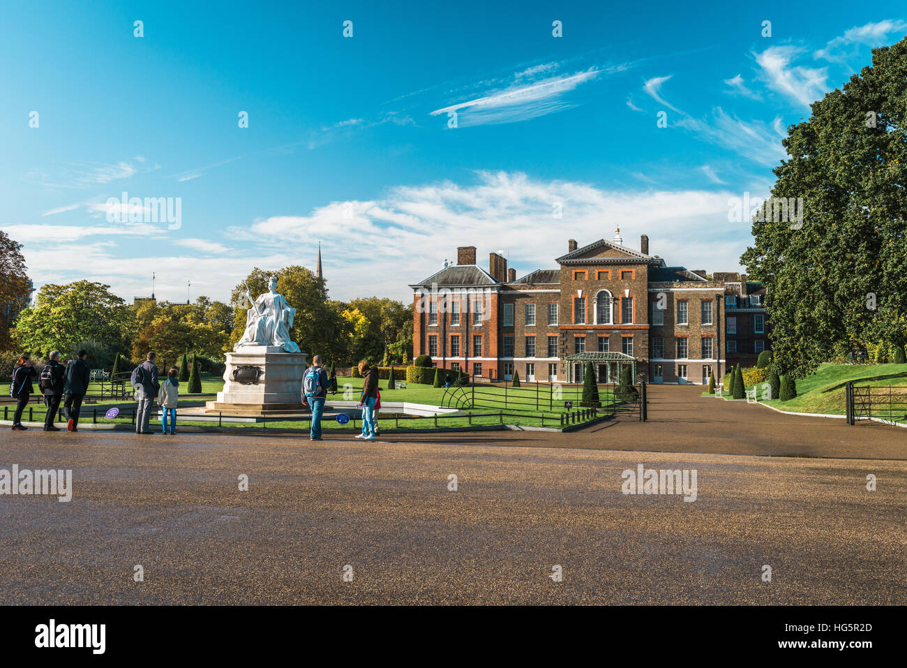London, Vereinigtes Königreich - 17. Oktober 2016: Menschen außerhalb der Kensington Palace in London, England besuchen. Stockfoto